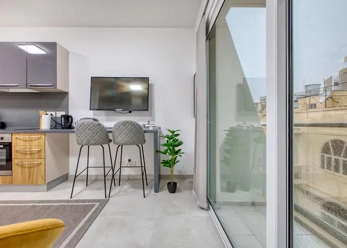 With Balcony And Easy Access To Main Towns Appartement *