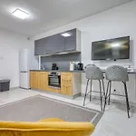 Apartamento With Balcony And Easy Access To Main Towns *