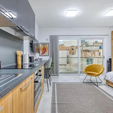 With Balcony And Easy Access To Main Towns Gwardamanga