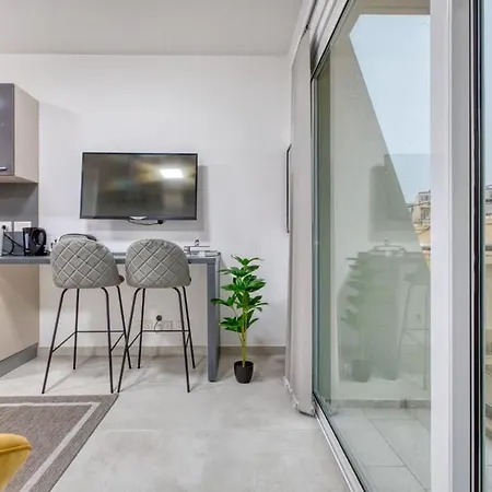 Bright Studio With Private Balcony ,15 Min To Valletta Apartmán *