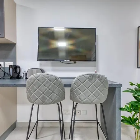 Bright Studio With Private Balcony ,15 Min To Valletta Apartmán