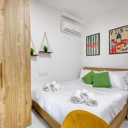 Bright Studio With Private Balcony ,15 Min To Valletta *