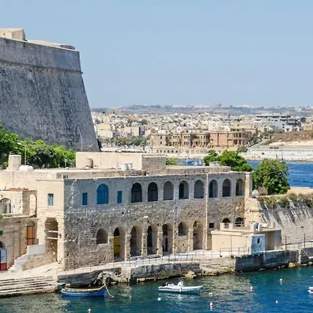 Bright With Private Balcony ,15 Min To Valletta Appartement *