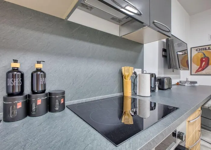 With Balcony And Easy Access To Main Towns Appartamento