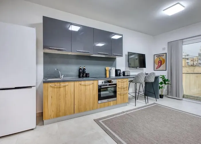 With Balcony And Easy Access To Main Towns Appartamento *