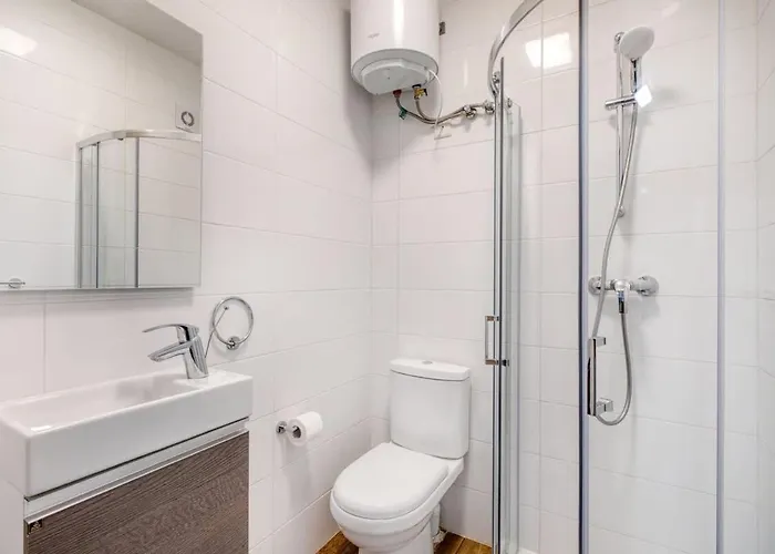 With Balcony And Easy Access To Main Towns Appartamento